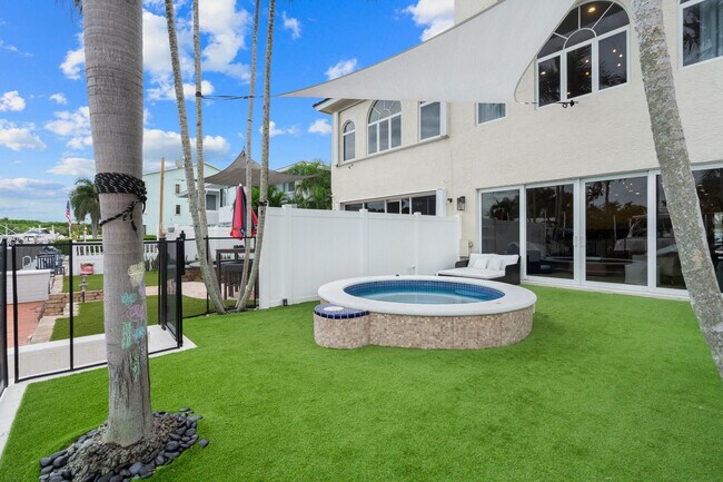 Building Photo - 2739 NE 15th St