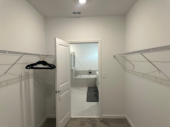 Building Photo - Spacious 4 bedroom 2.5 Bath, Fully Furnish...