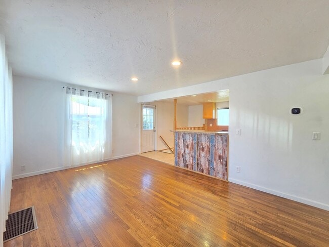 Building Photo - 5621 N Hemlock St