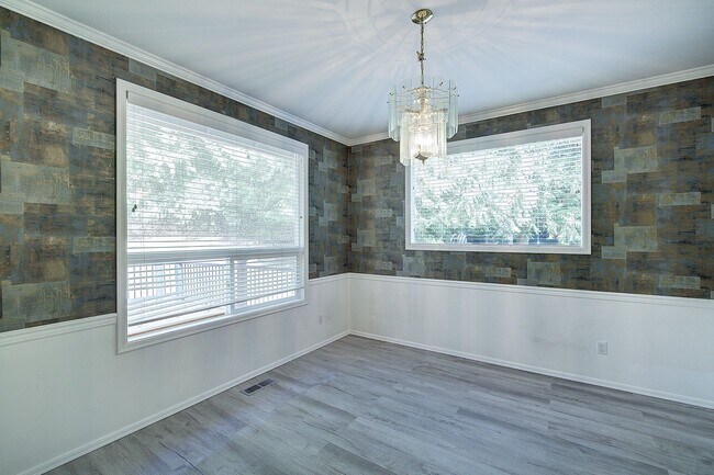 Building Photo - 4Bd/2.5Ba Sammamish Home