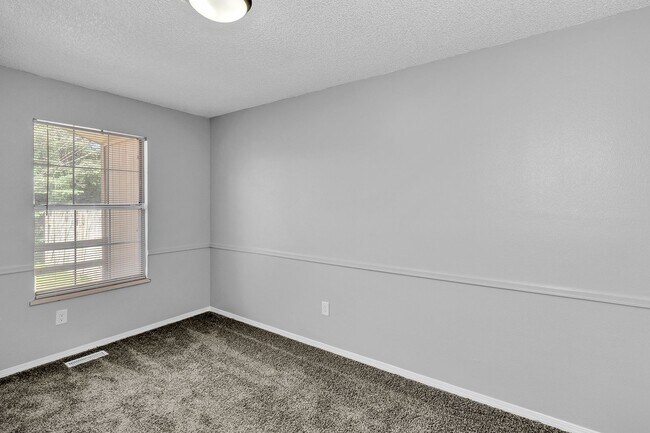 Building Photo - 466 1/2 Carson Lake Dr