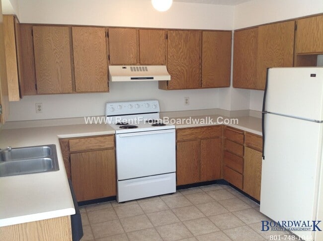 Building Photo - Spacious 2 Bed 2 Bath Magna Duplex With Pr...