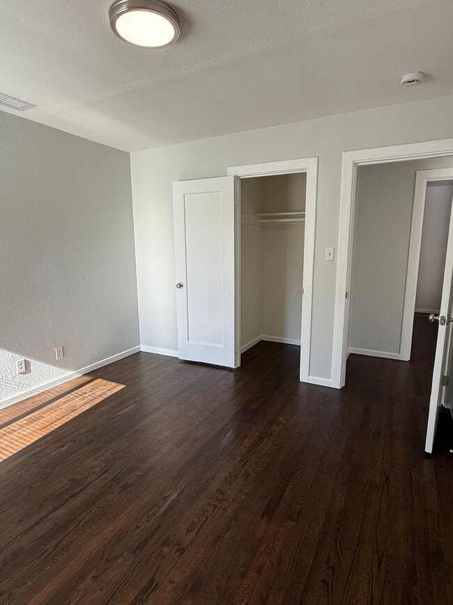 Building Photo - Updated Redwood City Home! New Bath, Fresh...