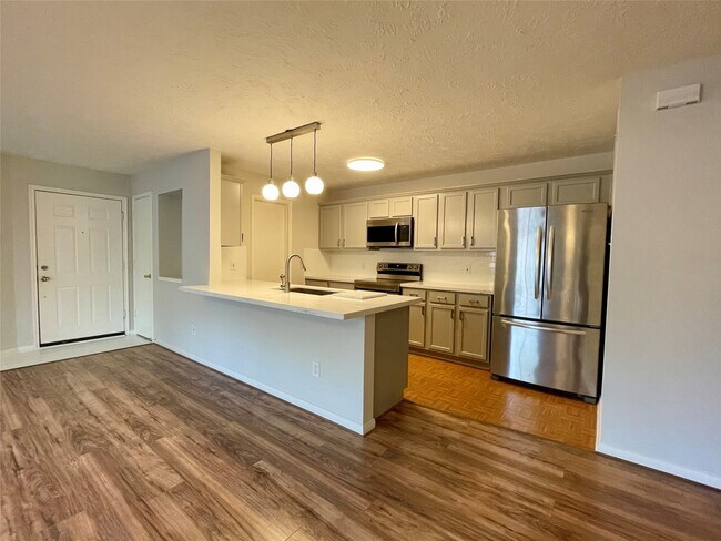 Building Photo - 8051 Bay Branch Dr