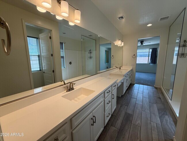 Building Photo - 263 E Lantana Dr