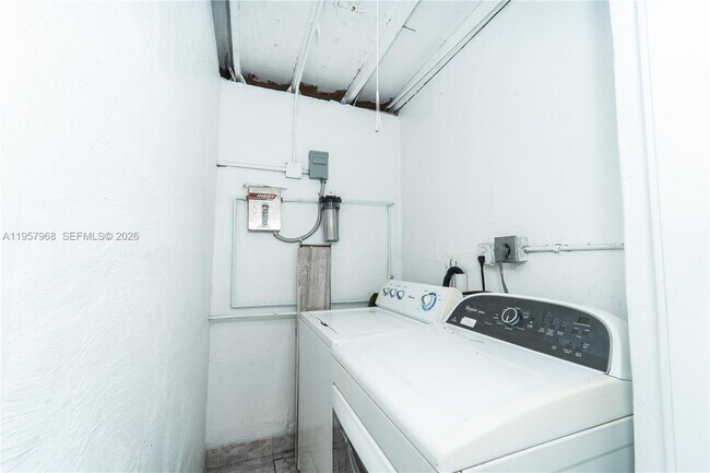 Building Photo - 1215 NE 127th St