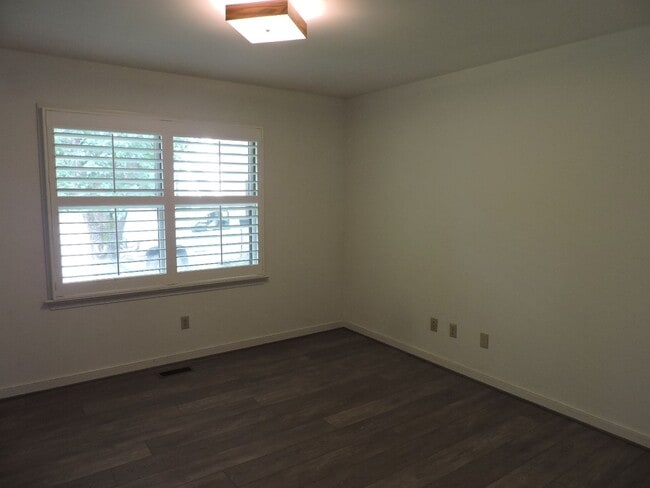 Building Photo - Email Linda@vacosold.com  or Call Office 8...