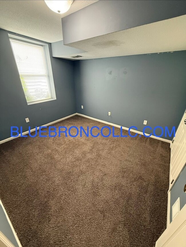 Building Photo - Spacious unit with Beautiful hardwood floors and nice touches throughout!