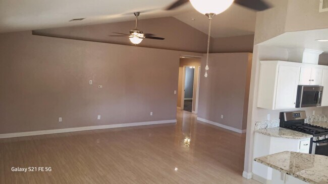 Building Photo - Immaculate 3 Bedroom 2 Bath House locate w...