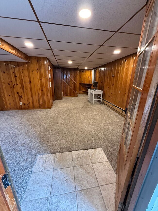 Building Photo - Move-In Ready 2BR Home on Quiet Residential Street in Baldwin/Whitehall!