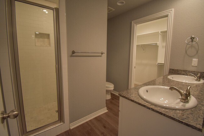 Building Photo - Nice 4 Bedroom Upscale Home In The Heart of Fayetteville!!