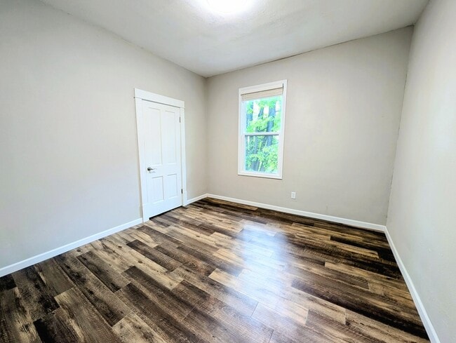 Building Photo - 328 N G St