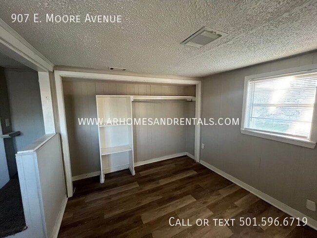 Building Photo - 907 E Moore Ave