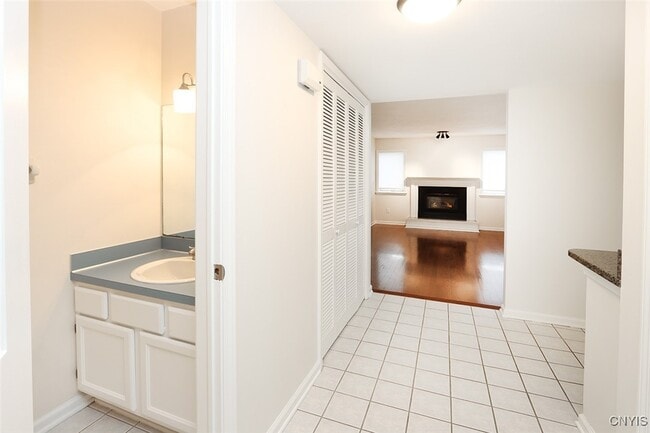 Building Photo - 442 Summerhaven Dr N