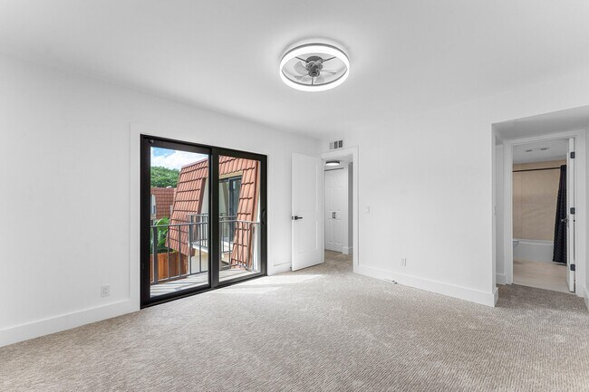 Building Photo - 3007 San Clara Dr