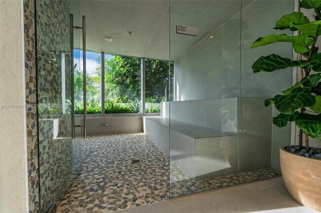 Building Photo - 700 NE 24th St