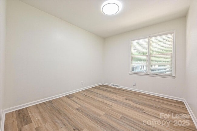 Building Photo - 5121 Farm Pond Ln