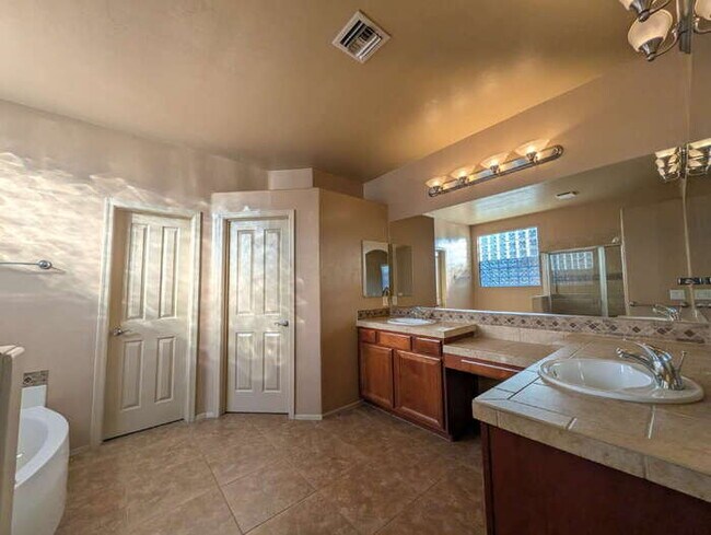 Building Photo - Beautiful home, close to Walmart, Sprouts and much more.