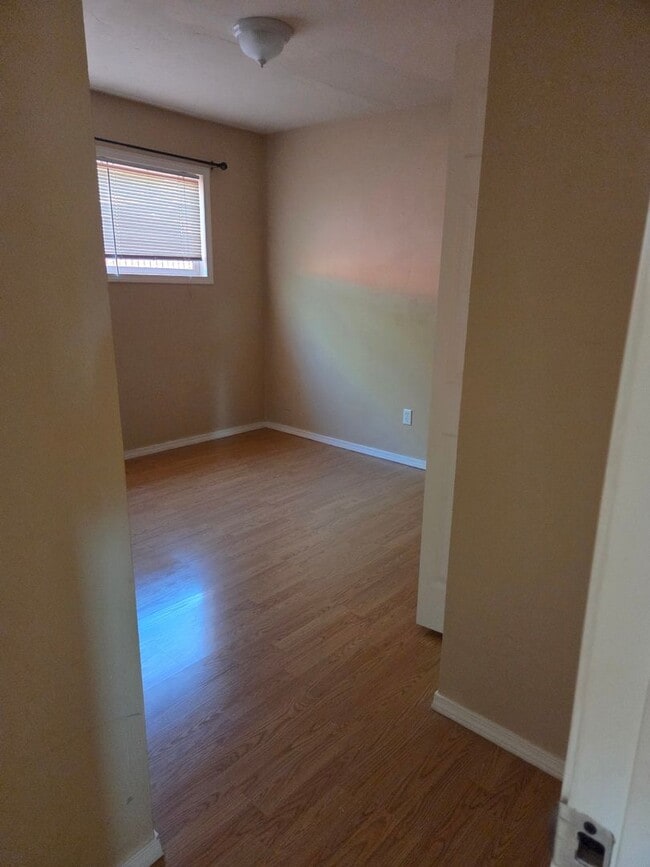 Building Photo - Very nice duplex 2 bedroom 1 bathroom