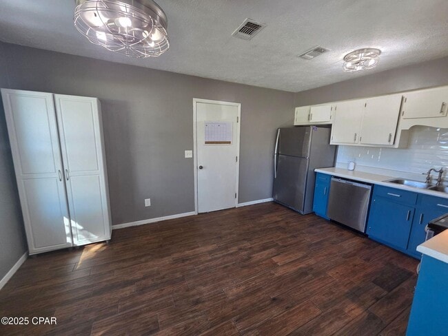 Building Photo - 209 S Maryella Ave