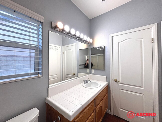 Building Photo - Lovely 5 Bedroom Home In River Oaks Area!