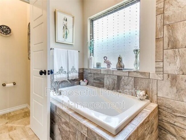 Building Photo - 811 E Mosier St