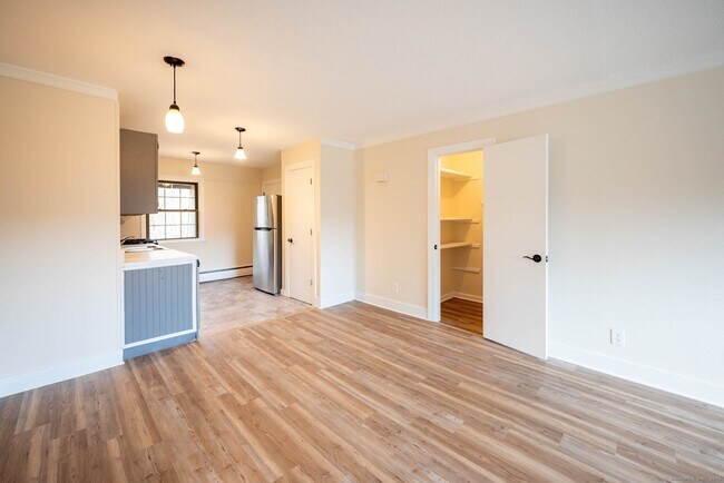 Building Photo - 549 Russell Rd