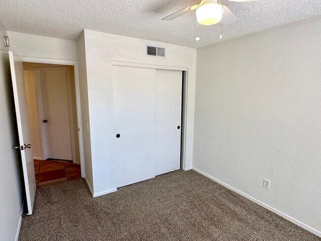 Building Photo - 2914 E Woodland Dr