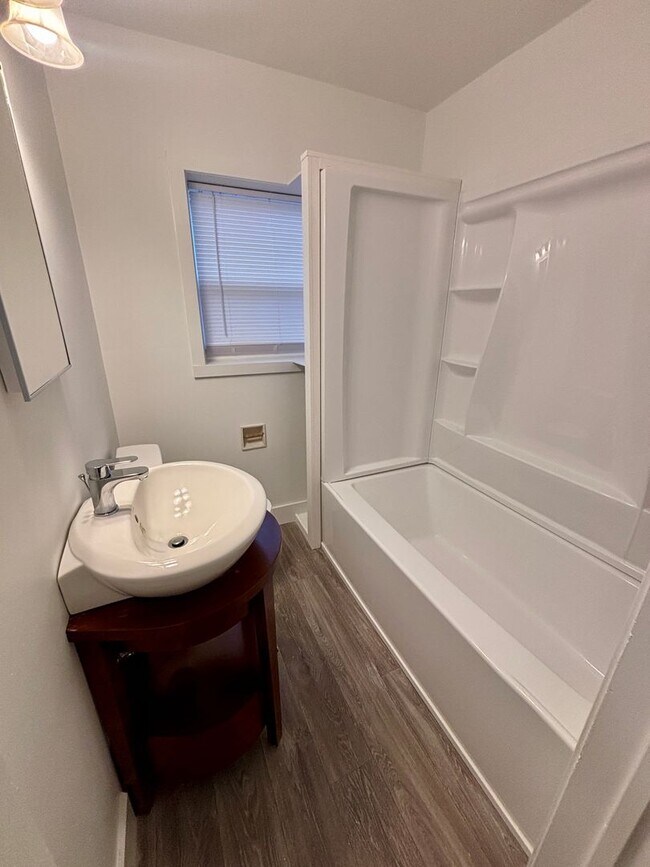 Building Photo - 828 1/2-615 1/2 Miles Ave