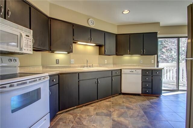 Building Photo - 120 Hillsboro Pl