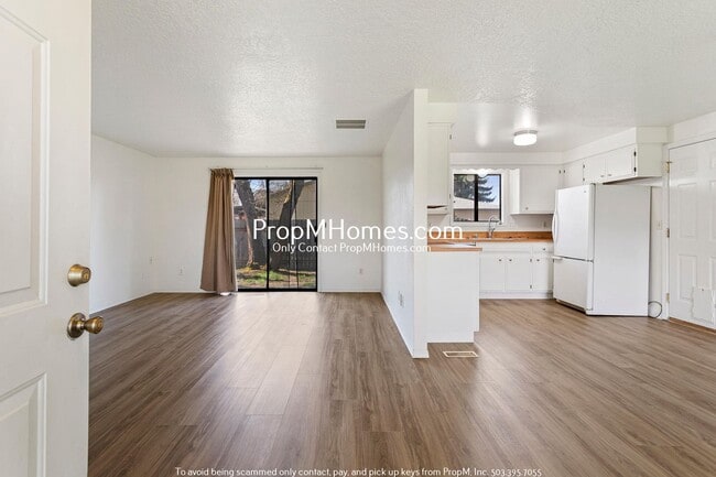 Building Photo - Updated Three Bedroom Home in McMinnville!