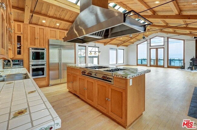 Building Photo - 3916 Rambla Orienta