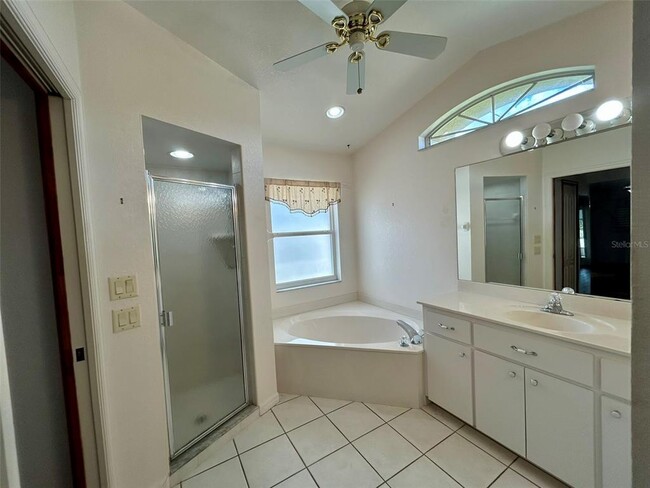 Building Photo - 25145 Mercedes Dr