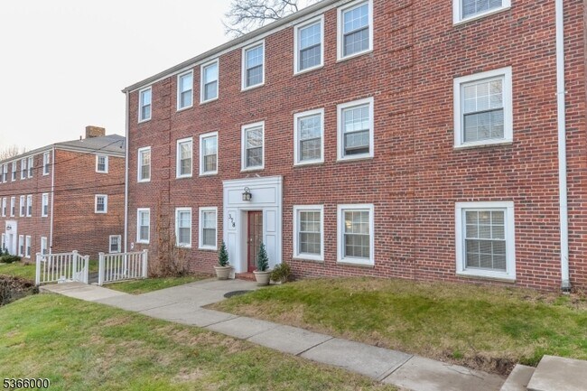 Building Photo - 378 Claremont Ave