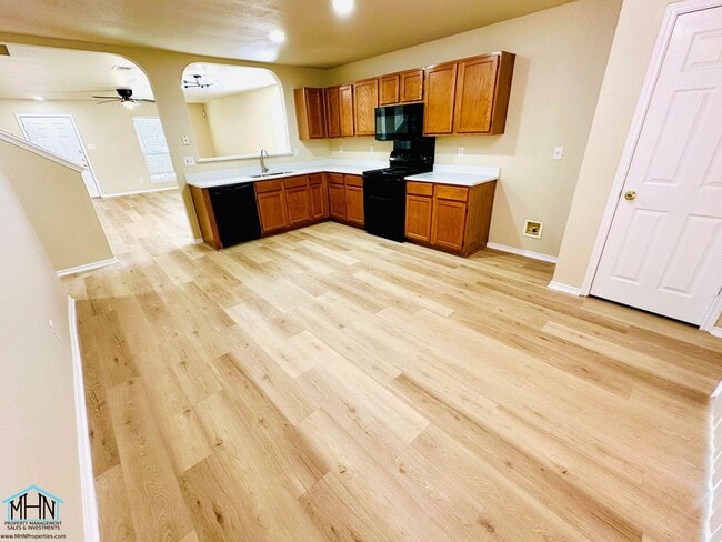 Building Photo - Big & Beautiful 5 bed/3.5 bath 2 Story home that's conveniently located to Randolph AFB