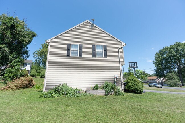 Building Photo - 2072 Sheaffer Rd