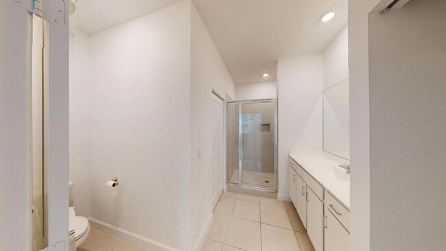 Building Photo - 4643 Hollister Ave