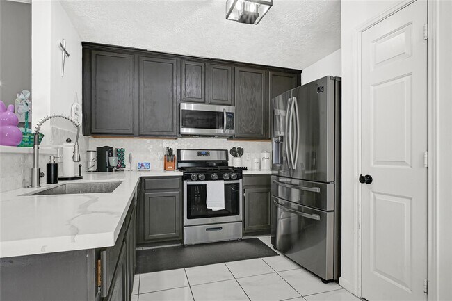 Building Photo - 5007 Ridgeway Dr