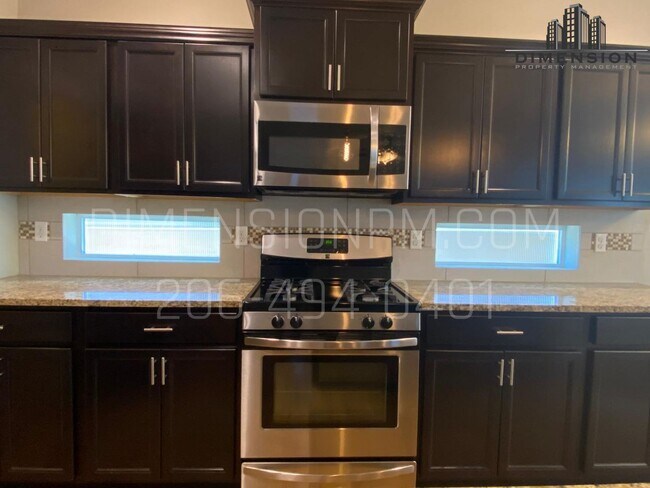 Building Photo - Spacious 4 Bed, 2.5 Bath Home with Garage ...