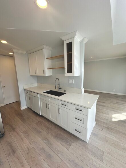 Building Photo - 6050 Canterbury Dr
