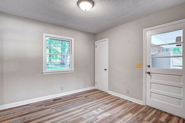 Building Photo - AVAILABLE NOW!! 4 bedroom Brick Ranch Styl...