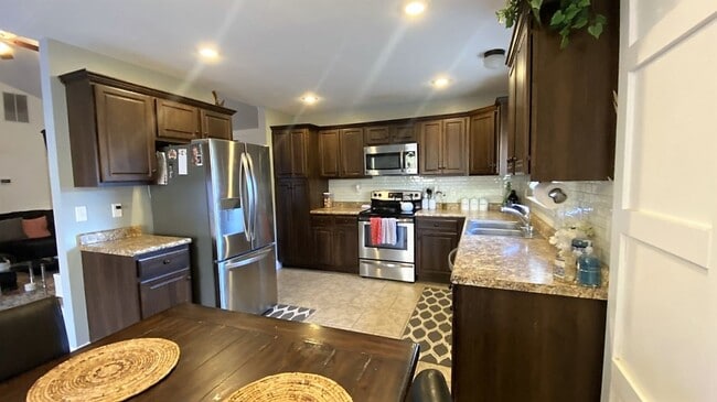 Building Photo - Gorgeous 3 Bedroom, 2 Bathroom Home in Woodridge Estates