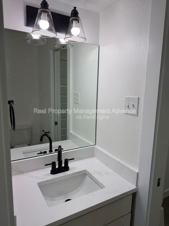 Building Photo - 905 Bromwich St