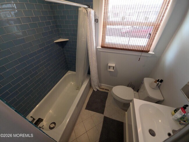 Building Photo - 129 E Raritan Dr