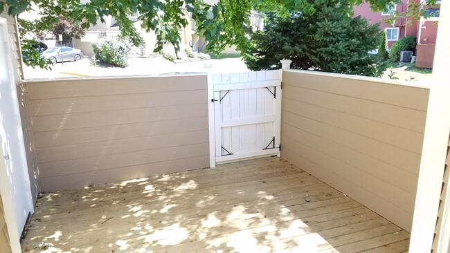 Building Photo - Renovated townhouse in established Frederi...