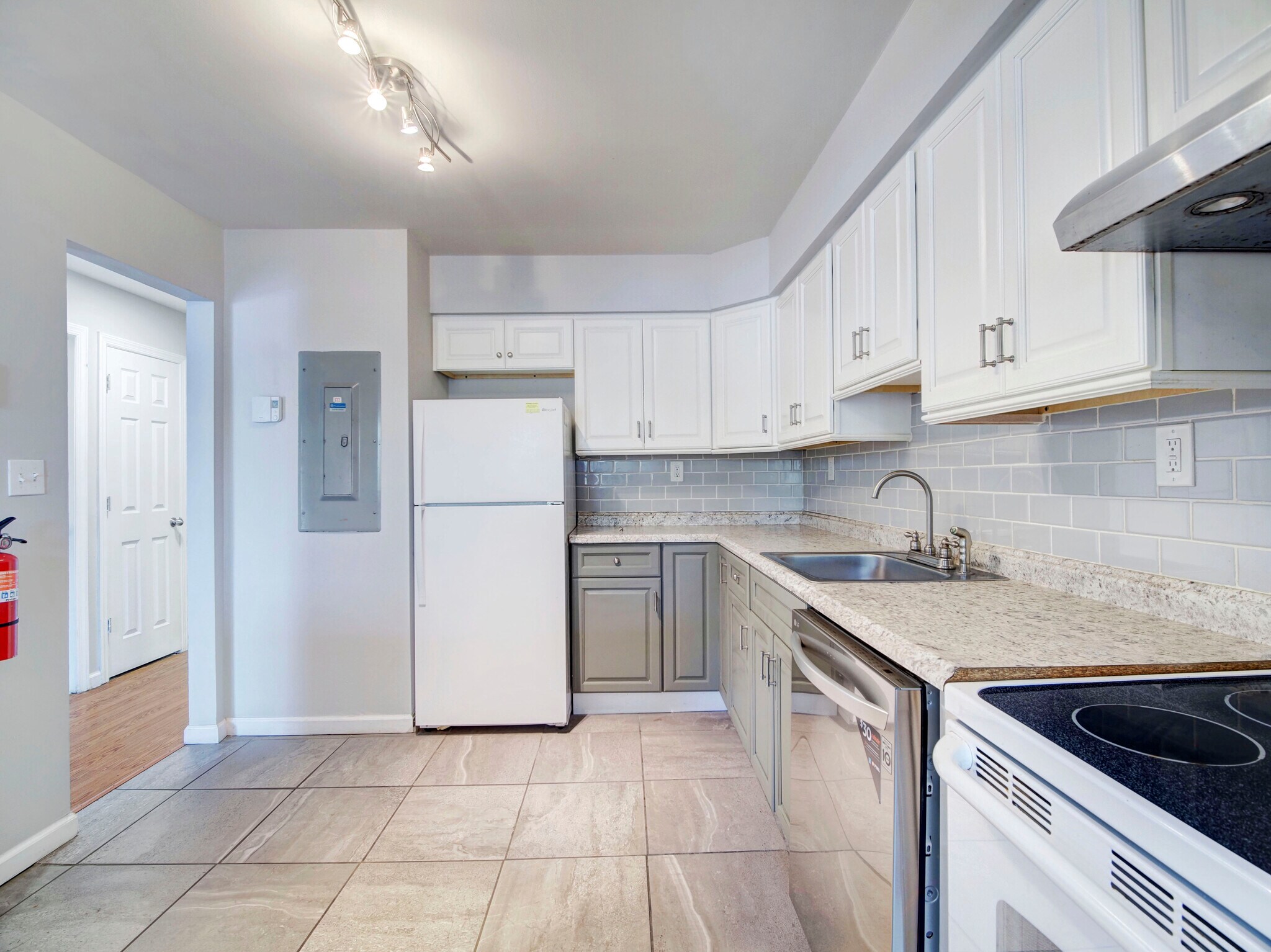 Building Photo - 807 Eves Dr