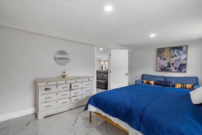Building Photo - 3-Bedroom Punta Gorda Retreat with Marble Finishes & Stylish Furnishings!"