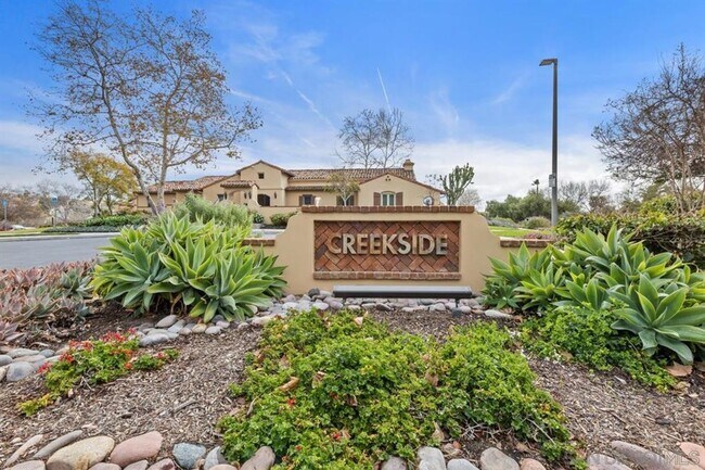 Building Photo - Gorgeous Eastlake Townhome!