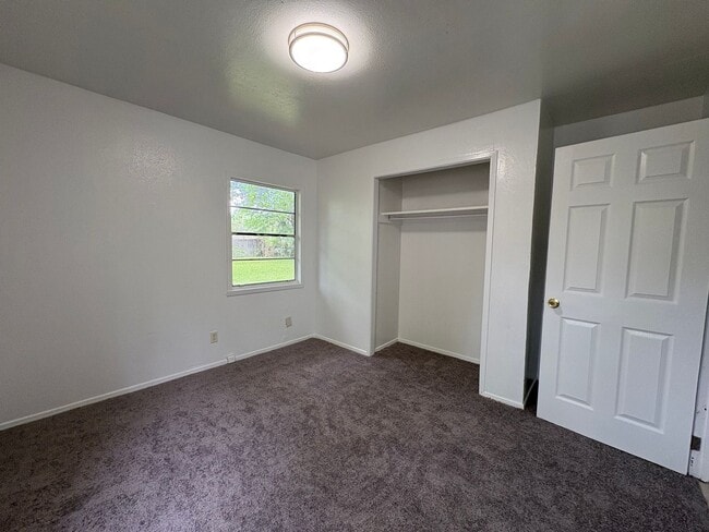 Building Photo - Amazing 3 bedroom/1 bath home with huge kitchen & Central Air/heat