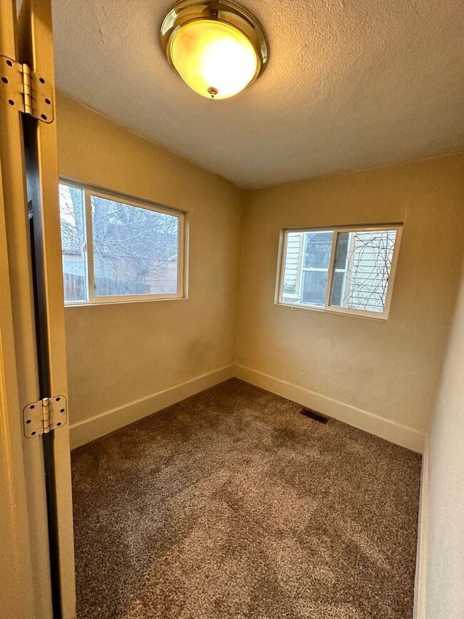 Building Photo - 406 E Kiowa St